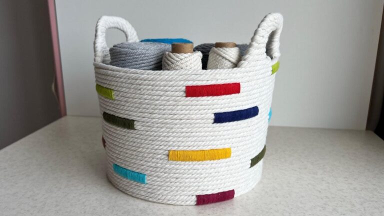 This simple craft transforms glass jars into stunning decor … you’ll want to try it!